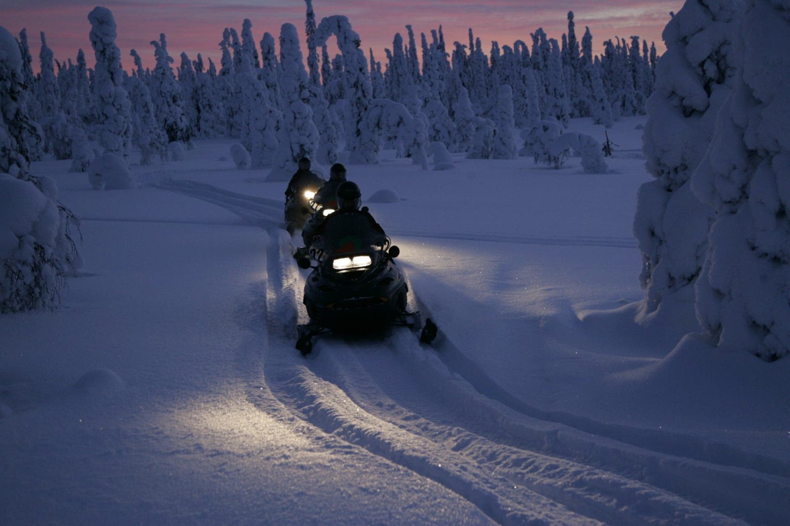 Moottorikelkat hämärässä