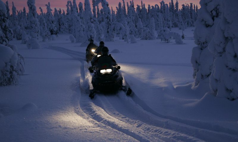 Moottorikelkat hämärässä